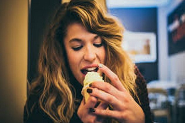 Emotional eating does not trigger weight gain: Study