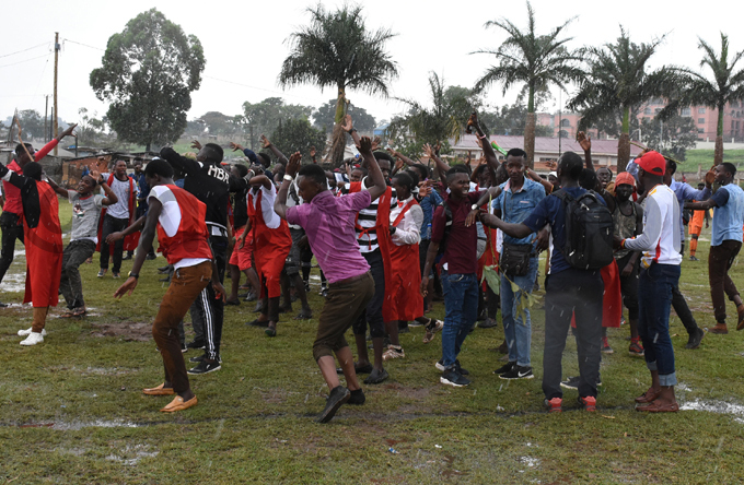  fans invade on the pitch after scoring against ampala niversity hoto by ohnson ere