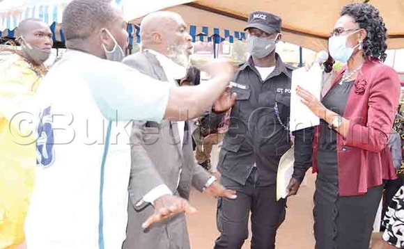 Muteesasira n’abasuubuzi abalala nga balumbye minisita. Muteesasira n’abasuubuzi abalala nga balumbye minisita.