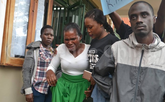 Abantu nga bakwatiridde maama wa Moze ku kkooti e Ntebe Abantu nga bakwatiridde maama wa Moze ku kkooti e Ntebe