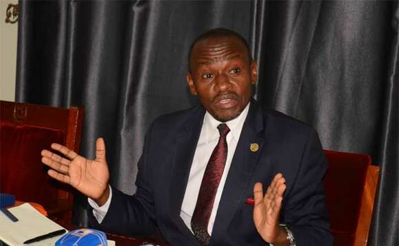 Minisita w'ebyemizannyo e Mmengo Ssekabembe ng'annyonnyola ku nteekateeka y'emipiira gy'amasaza Minisita w'ebyemizannyo e Mmengo Ssekabembe ng'annyonnyola ku nteekateeka y'emipiira gy'amasaza