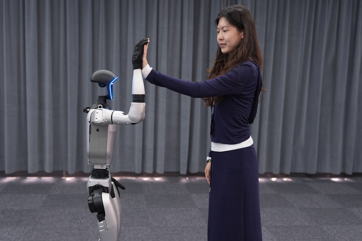 (EyesonSci) CHINA-HANGZHOU-HUMANOID ROBOT-ACTION-UPDATES (CN)