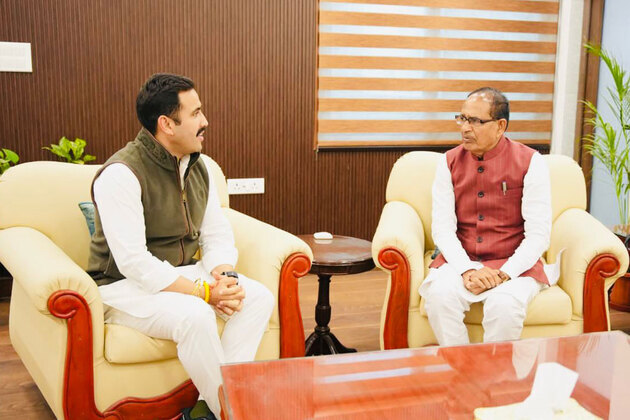 Himachal Minister Vikramaditya Singh submits Phase-4 PMGSY road project progress report to Union Minister Shivraj Singh Chouhan