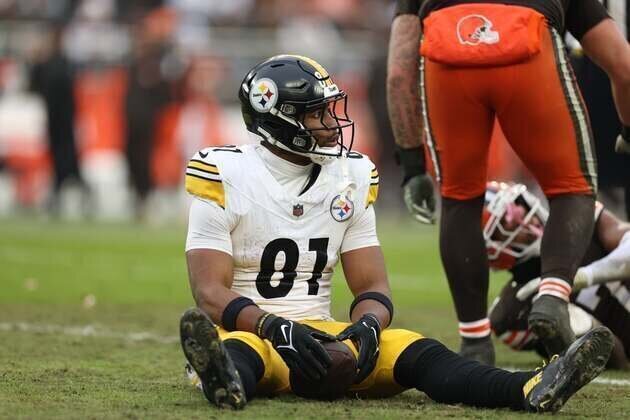 Steelers release TE Jonnu Smith