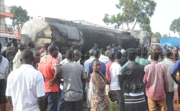 Abantu nga batuluulidde ttuleera eyakutte omuliro n'ebengeya. Ebifaananyi bya Abantu nga batuluulidde ttuleera eyakutte omuliro n'ebengeya. Ebifaananyi bya