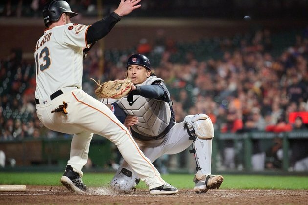 Holding on in wild-card chase, Giants host Guardians