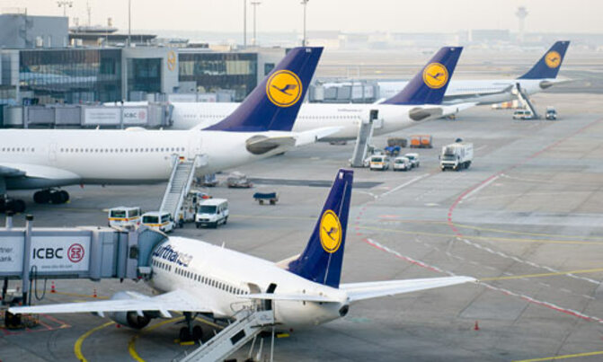 Lufthansa pilots extend strike as hundreds of flights grounded Lufthansa pilots extend strike as hundreds of flights grounded