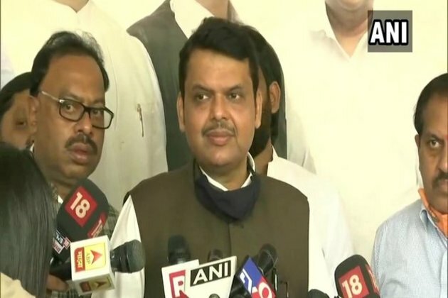 Fadnavis submits memorandum to RBI Governor