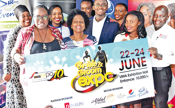 Susan Nsibirwa (owookusatu okuva ku kkono) akulira okutumbula ebya Vision Group ng’ali n’abamu ku bagenda okuwagira omwoleso gwa Bride and Groom Expo 2018 ku Lwokusatu. Baabadde batongoza enteekateeka y’omwoleso guno. Susan Nsibirwa (owookusatu okuva ku kkono) akulira okutumbula ebya Vision Group ng’ali n’abamu ku bagenda okuwagira omwoleso gwa Bride and Groom Expo 2018 ku Lwokusatu. Baabadde batongoza enteekateeka y’omwoleso guno.