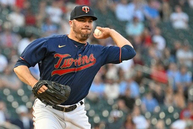 Twins reinstate RHP Caleb Thielbar, promote C Sandy Leon