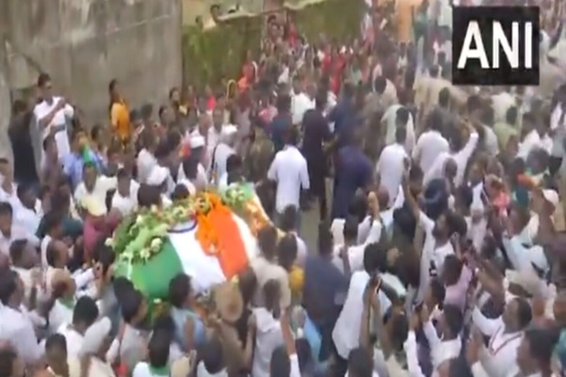 Former Jharkhand CM Shibu Soren's mortal remains taken for last rites in his native village Nimra