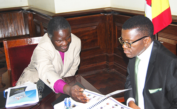 Omusumba Joshua Lwere ng'alaga Katikkiro Mayiga obukulembeze bwabwe bwe butambula Omusumba Joshua Lwere ng'alaga Katikkiro Mayiga obukulembeze bwabwe bwe butambula