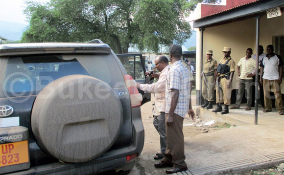 Mumbere nga bamulunnyisa emmotoka eyamututte e Nalufeenya. Mumbere nga bamulunnyisa emmotoka eyamututte e Nalufeenya.