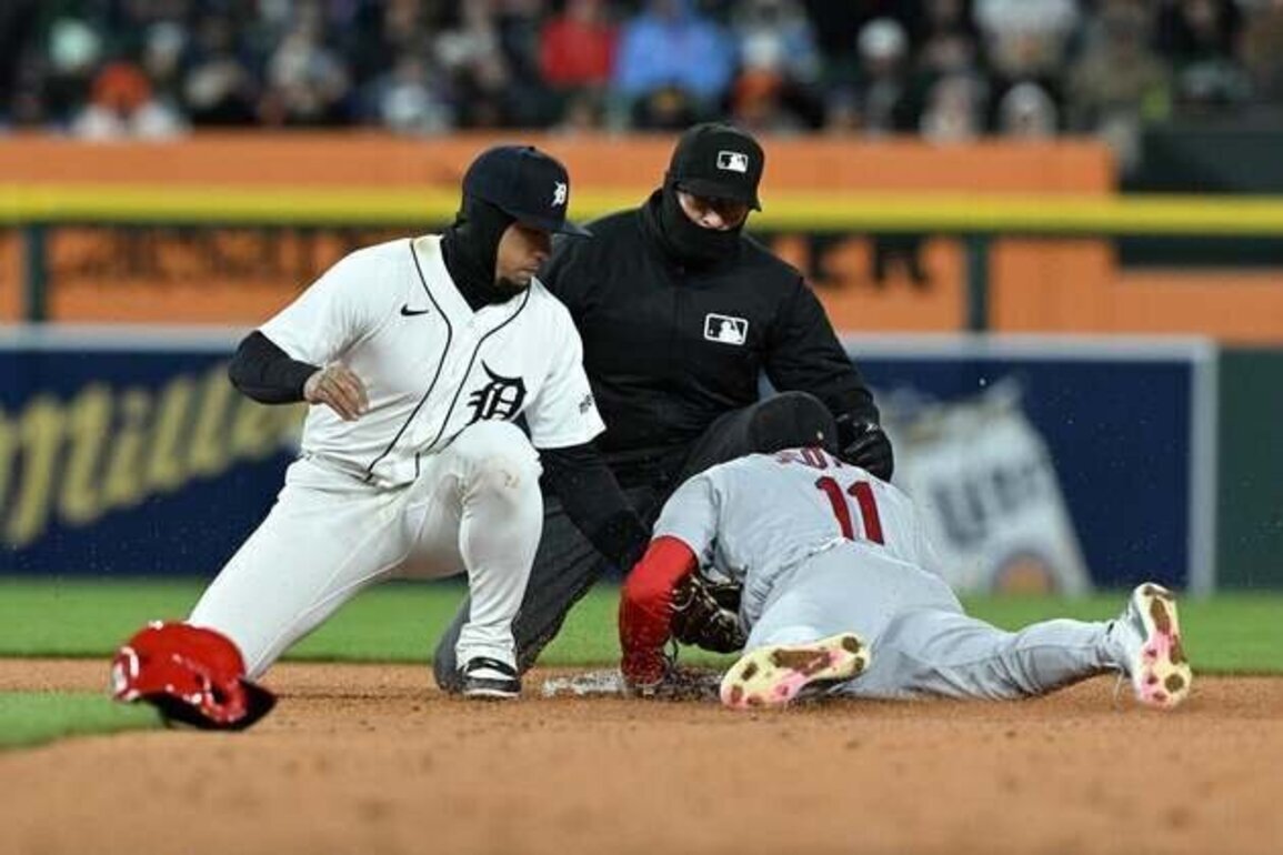 Tigers, Twins focus on turning the page