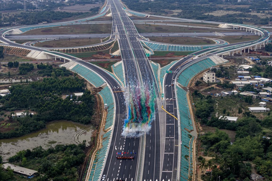 #CHINA-HAINAN-DONGCHENG-YANGPU-EXPRESSWAY-OPEN TO TRAFFIC (CN)