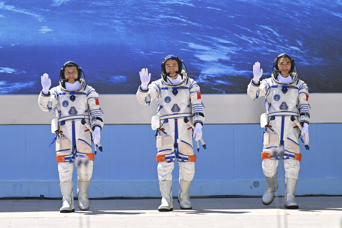 FOCUS | Send-off ceremony held for Chinese astronauts of Shenzhou-20 mission