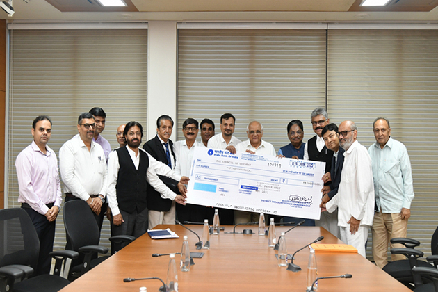 Gujarat CM Bhupendra Patel presents cheque worth Rs 5 crore for Lawyers' Welfare Fund