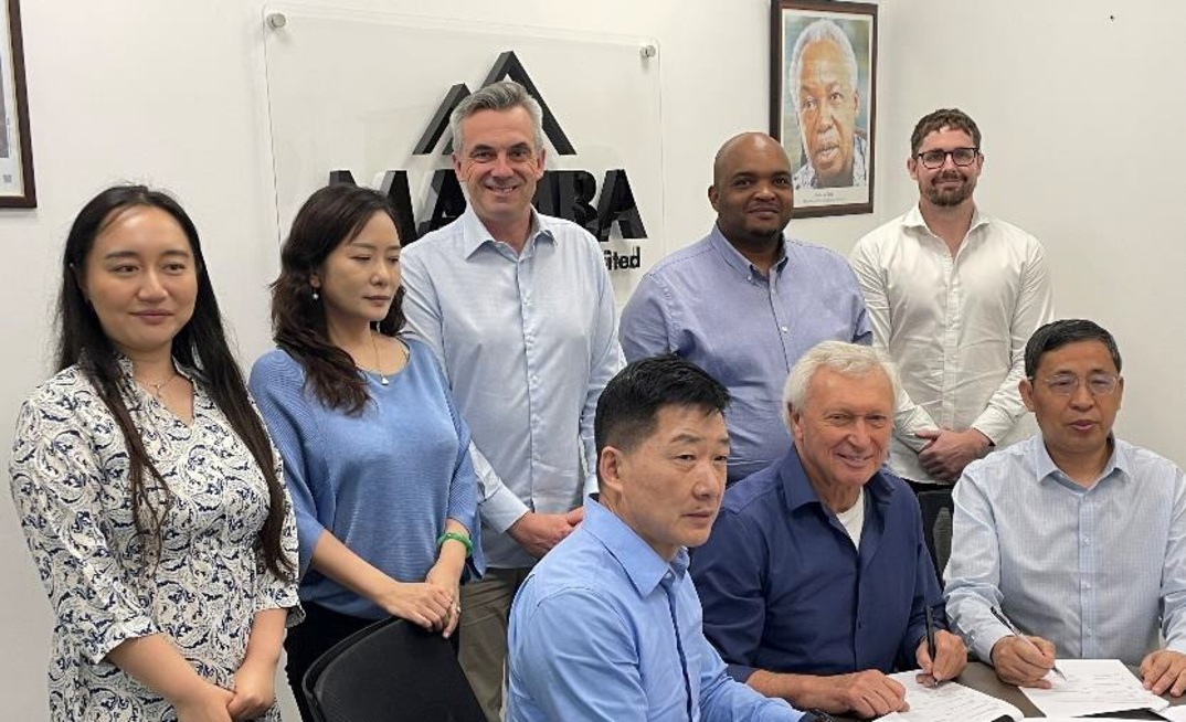 Front: Peak's Russell Scrimshaw flanked by Shenghe's Huang Ping and Wang Quangen. Back: other employees. Credit: Peak.