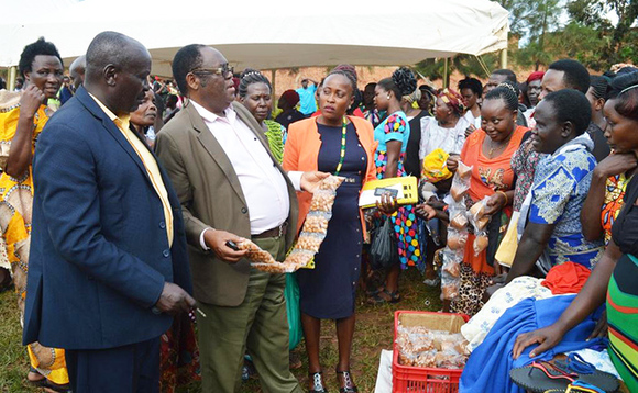 Col. Bantaliza ( owookubiri ku kkono) ng'alambula ebimu ku bikolebwa ebibiina by'abakyala. Col. Bantaliza ( owookubiri ku kkono) ng'alambula ebimu ku bikolebwa ebibiina by'abakyala.