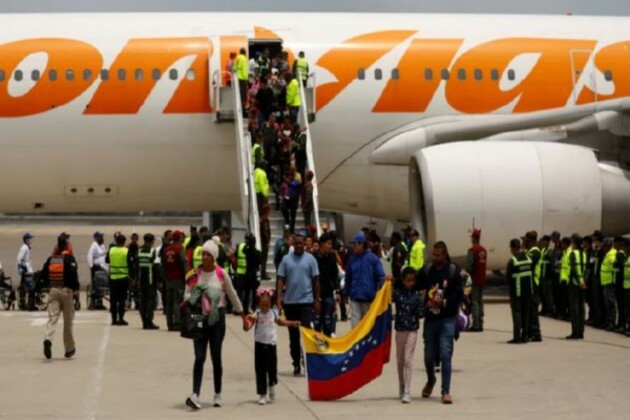 First deportation flight with 199 Venezuelans lands in Caracas as repatriations resume