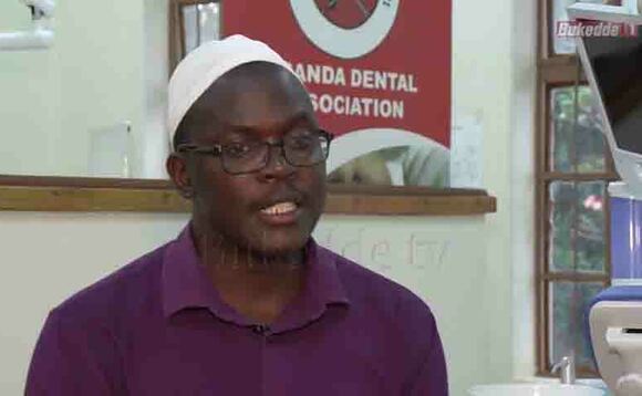 Omusawo ng'annyonnyola ku mannyo okusiriira. Omusawo ng'annyonnyola ku mannyo okusiriira.