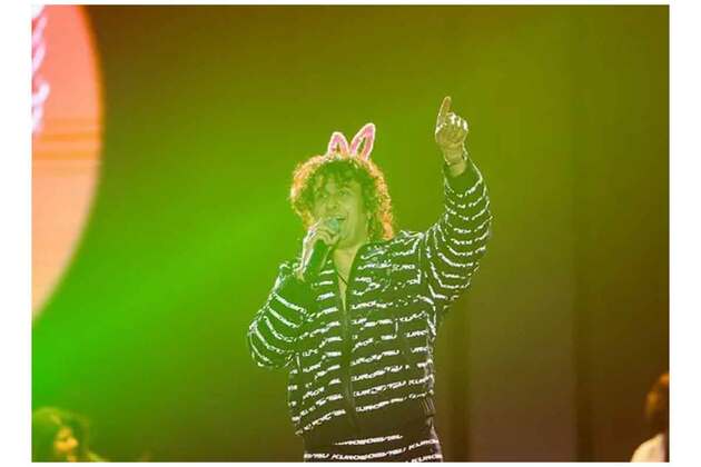 "Only vape, Pookie band": Sonu Nigam denies stones thrown at him during college event