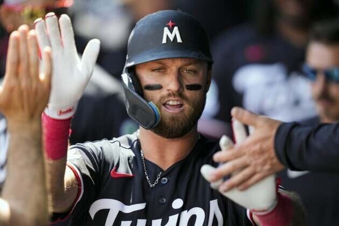 Late homers help Twins end skid vs. Royals