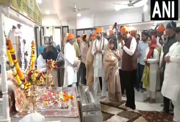 Maharashtra CM offers prayers at Gurudwara in Mumbai's Goregaon on 'Veer Bal Diwas'