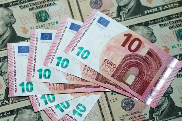 Euro Slumps to Two-Decade Low as Recession Fears Bite