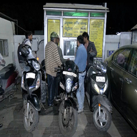 Delhi: With effect from 12 am, vehicles without pollution certificate will not receive fuel at petrol pumps