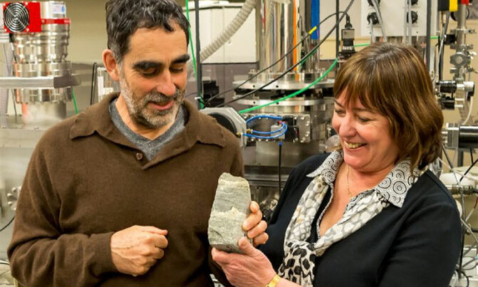 Fossil find points to life on Earth 3.7bn years ago Fossil find points to life on Earth 3.7bn years ago