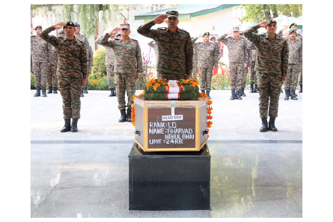 GOC-in-C Northern Command pays homage to Lance Dafadar Bharvad Mehulbhai Mepabhai who lost his life in Ganderbal