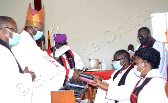 Omulabirizi Rt. Rev Kityo Luwalira ng'akwasa Ven. Canon Moses Banja ne mukyala we Rev. Can Dr. Banja Baibuli. Omulabirizi Rt. Rev Kityo Luwalira ng'akwasa Ven. Canon Moses Banja ne mukyala we Rev. Can Dr. Banja Baibuli.