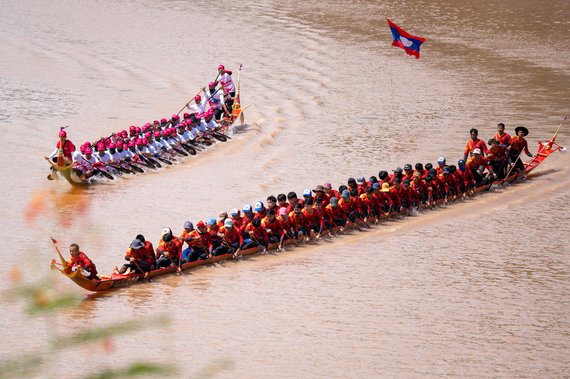 LAOS-LUANG PRABANG-DRAGON BOAT RACING FESTIVAL