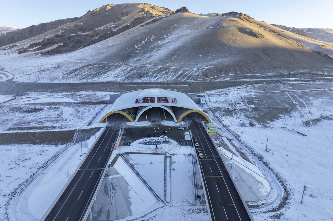 Photo Flash | World's longest expressway tunnel opens to traffic in Xinjiang