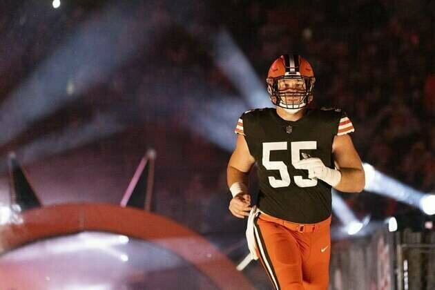 Browns starting C Ethan Pocic (knee) departs preseason game