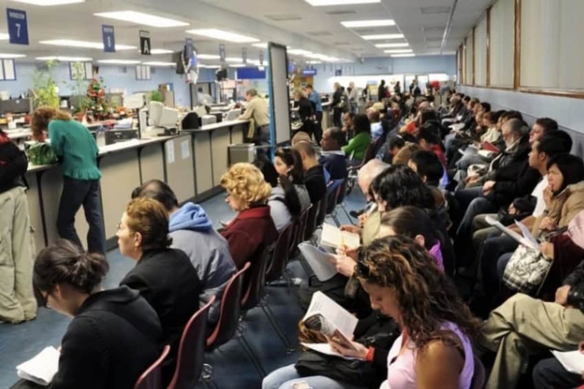 Mexican government jobs vs. US government jobs