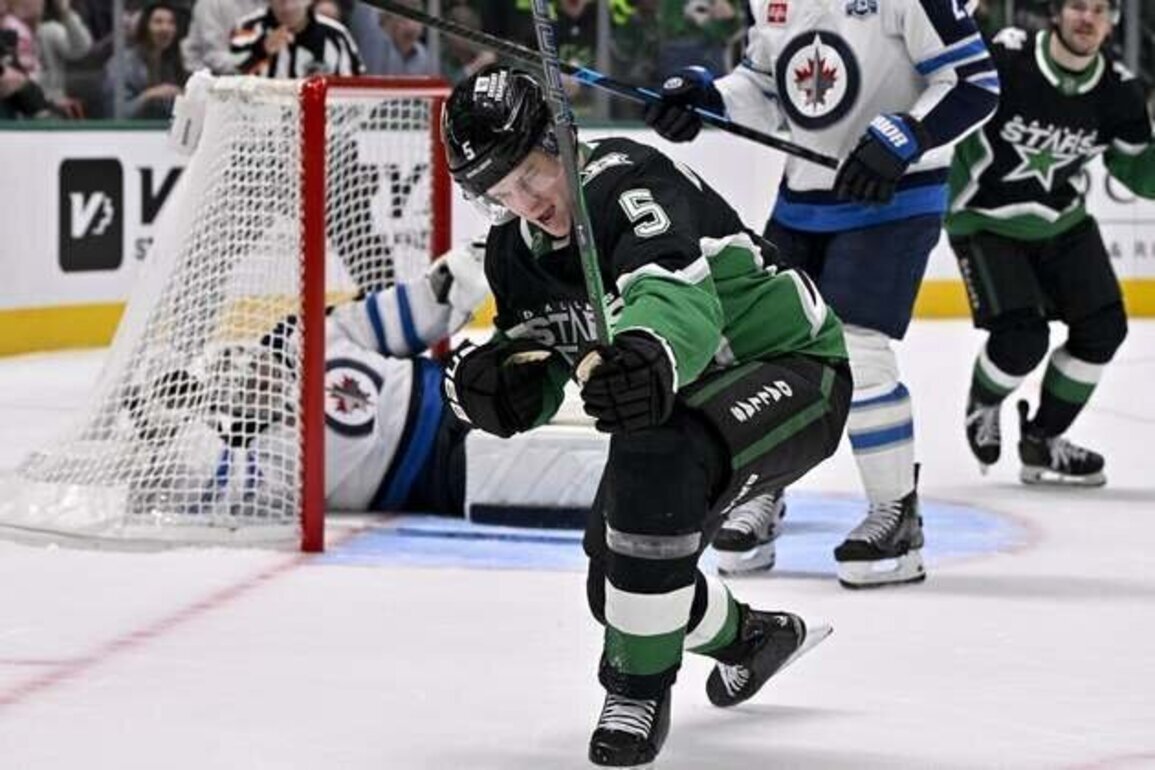 Stars D Nils Lundkvist signs 2-year, $3.5M extension
