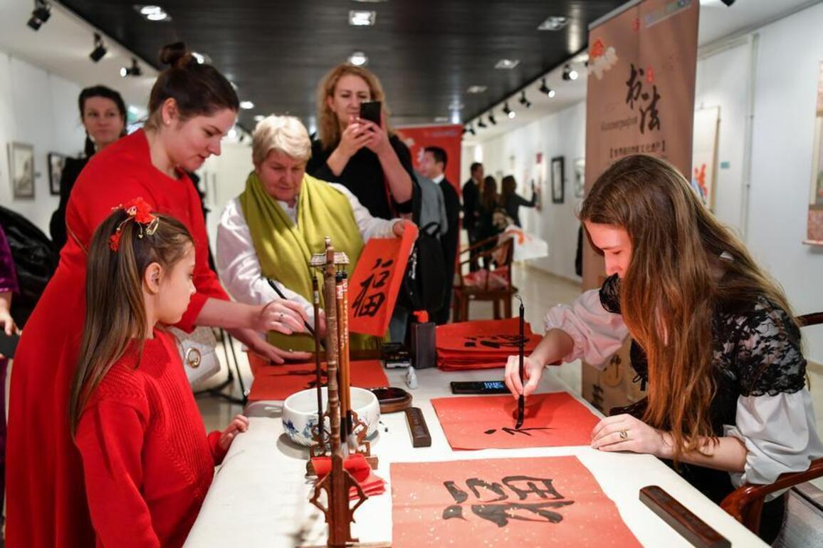 Feature: A bridge of brush and ink -- Russian artist cultivates Russia-China ties through art education
