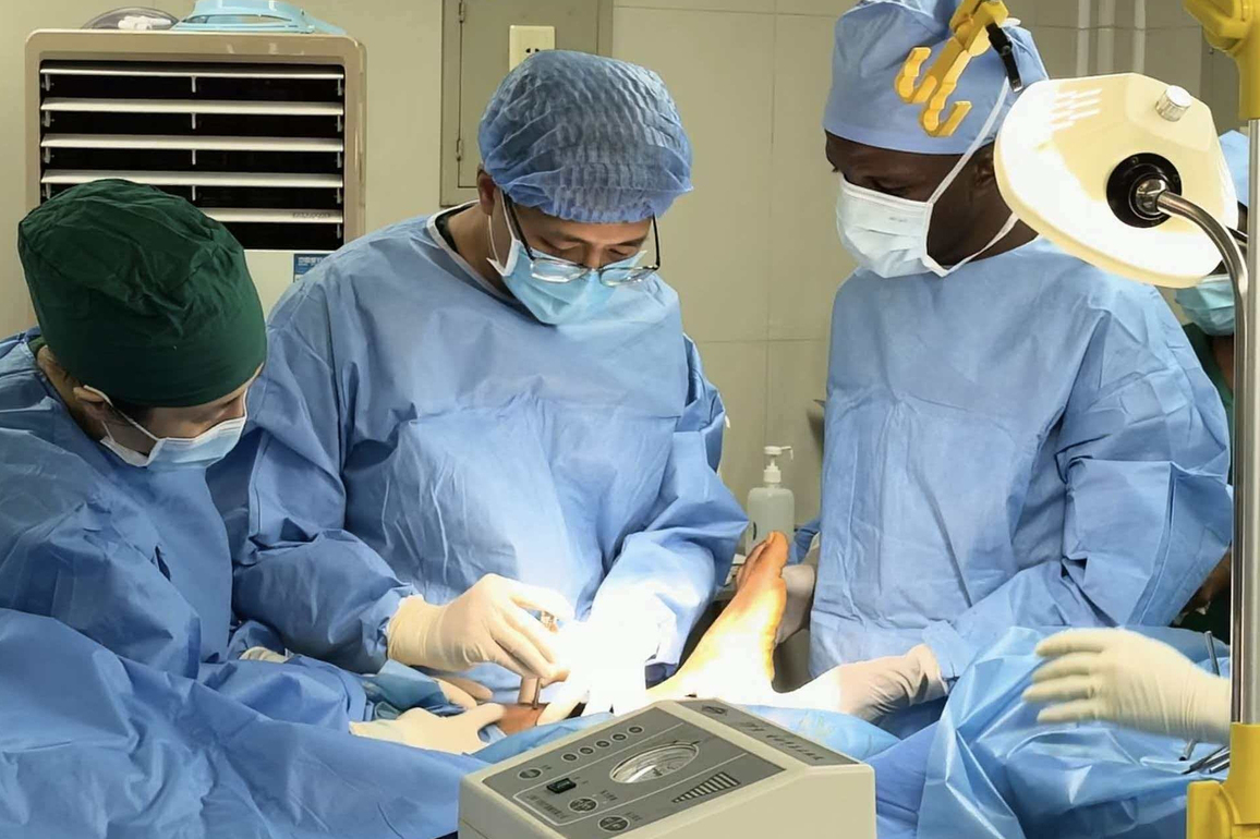 SIERRA LEONE-FREETOWN-CHINESE MEDICAL TEAM-SURGERY