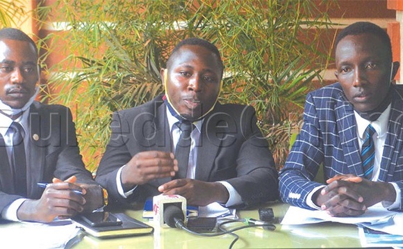 Nasasira (Wakati) Deneth Turyahabwe (ku kkono) ne Simon Jurua ku ddyo. Nasasira (Wakati) Deneth Turyahabwe (ku kkono) ne Simon Jurua ku ddyo.