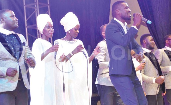 Kyagulanyi ne kkwaaya ya Chrisma nga bayimba. Kyagulanyi ne kkwaaya ya Chrisma nga bayimba.