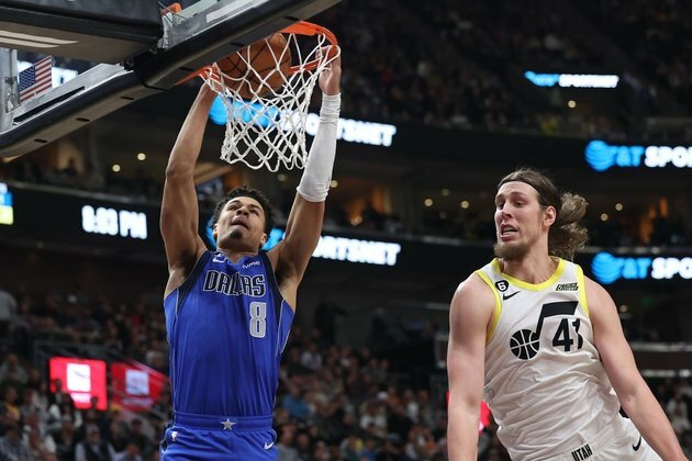 After trade, short-handed Mavs shock Jazz