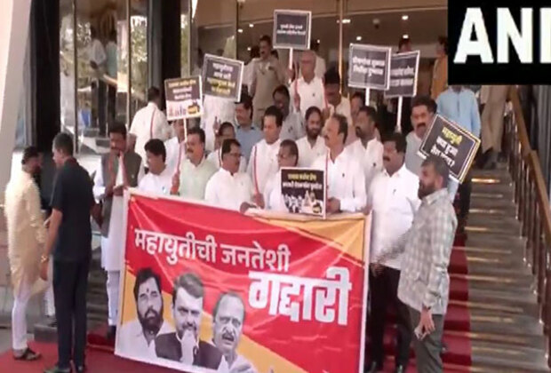 Opposition MLAs hold protest outside Maharashtra Assembly