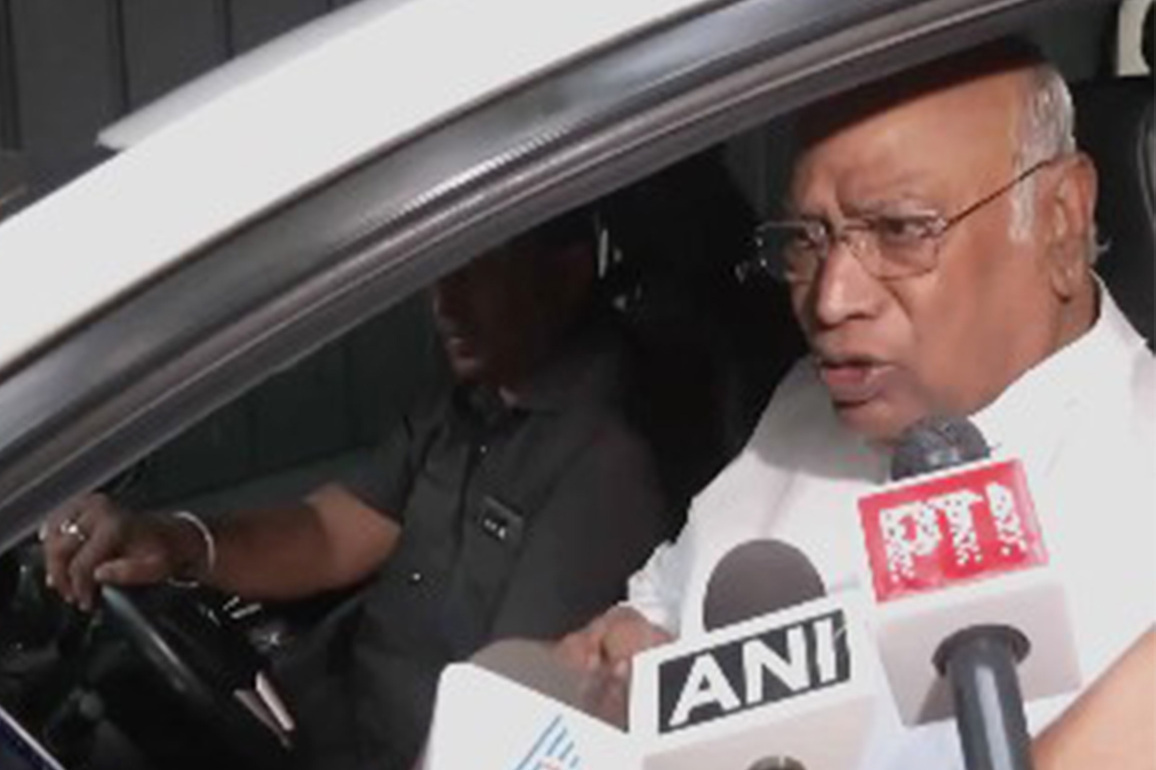 Mallikarjun Kharge accuses Centre of hiking fuel prices post-election to avoid "major setback"
