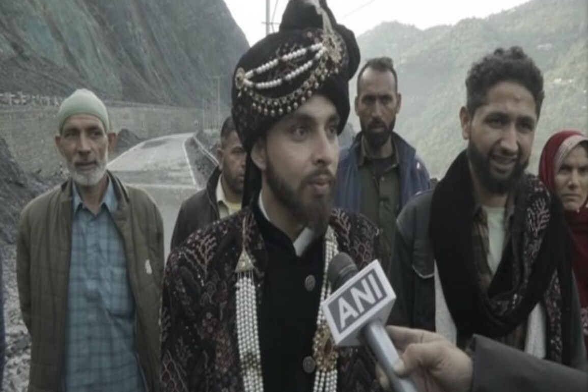 With NH44 shut in flash floods, J-K groom decides to walk to wedding venue; mulls similar return on foot with bride