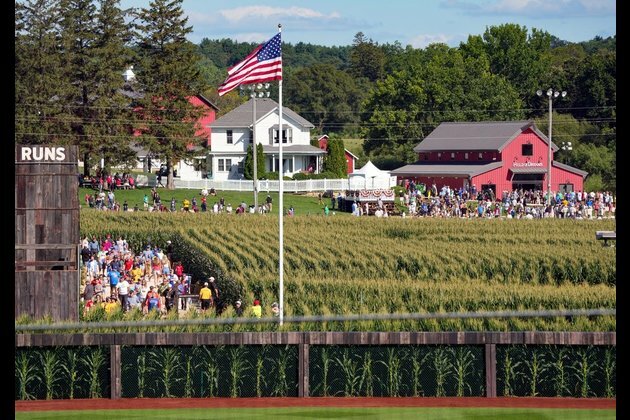 Cubs, Reds meet in Field of Dreams game