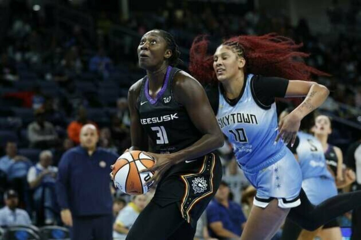 Sky overcome Tina Charles' record-setting night in win over Sun