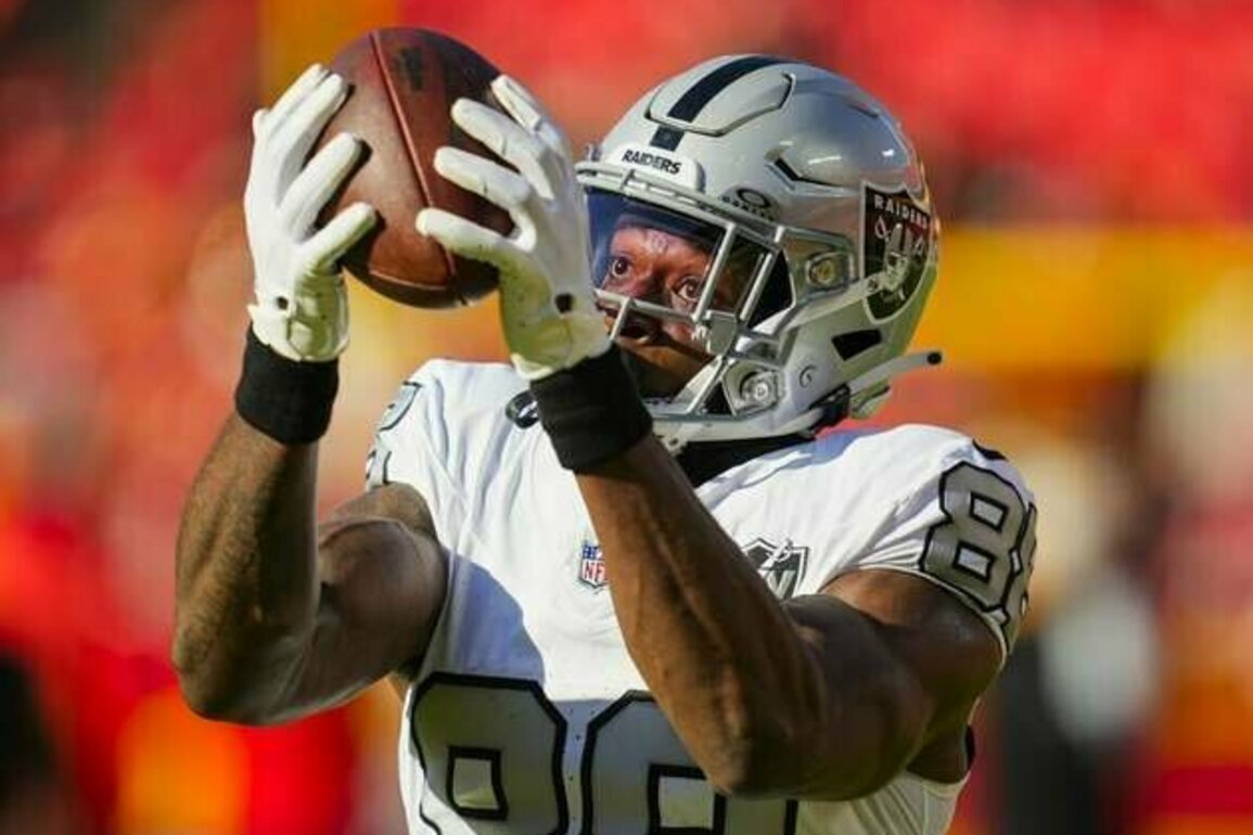 Report: Raiders sign WR Justin Shorter in wake of Amari Cooper retirement