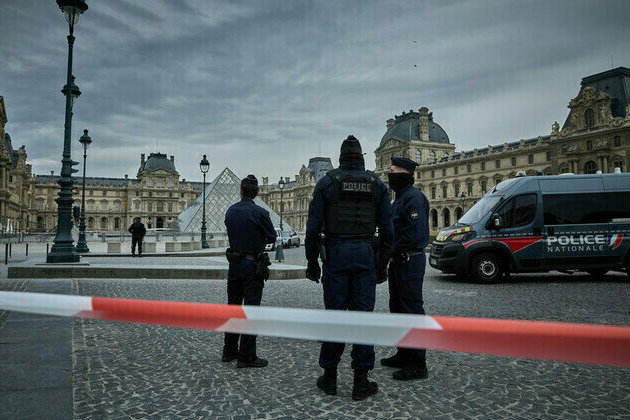 Louvre robbery is humiliation for France  opposition politician